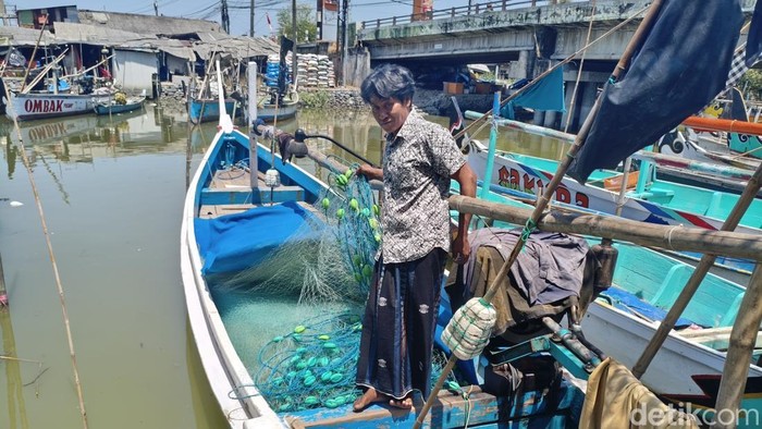 Nelayan Sidoarjo pilih perbaiki jaring saat cuaca ekstrem