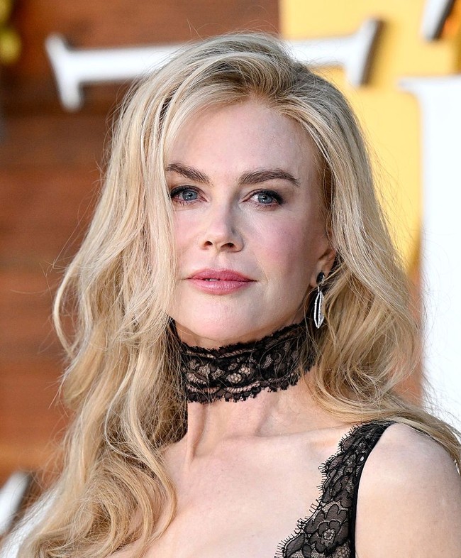 Aktris 59 tahun ini melengkapi penampilannya dengan choker hitam berbahan lace yang senada serta sepatu hak tinggi berujung lancip. Rambut pirangnya yang panjang ditata bergelombang dengan kesan sedikit berantakan, memberikan sentuhan romantis sekaligus misterius. Foto: Variety via Getty Images/Gilbert Flores