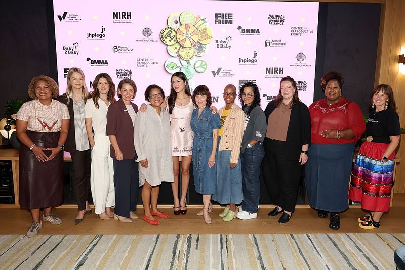 Olivia Rodrigo Fatima Goss Graves, Kelly Sawyer Patricof, Norah Weinstein, Dr. Allyson Bear, Christian LoBue, Olivia Rodrigo, Caren Spruch, Jenn Stowe, Sonya Passi, Madeline Halperin-Robinson, Angela D. Aina, dan Dr. Melissa Walls menghadiri acara presentasi pers Daisy Chain Fields milik Olivia Rodrigo pada 28 Agustus 2026 di Santa Monica, California.
