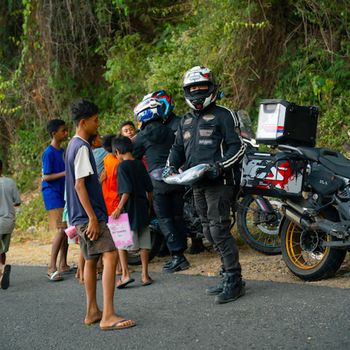 Pasca gempa bumi magnitudo 7,7 menyisahkan pilu masyarakat Nusa Tenggara Timur (NTT). Tidak ingin tinggal diam, komunitas otomotif Brotherhood Squad Indonesia (BROSQI) turun tagan.