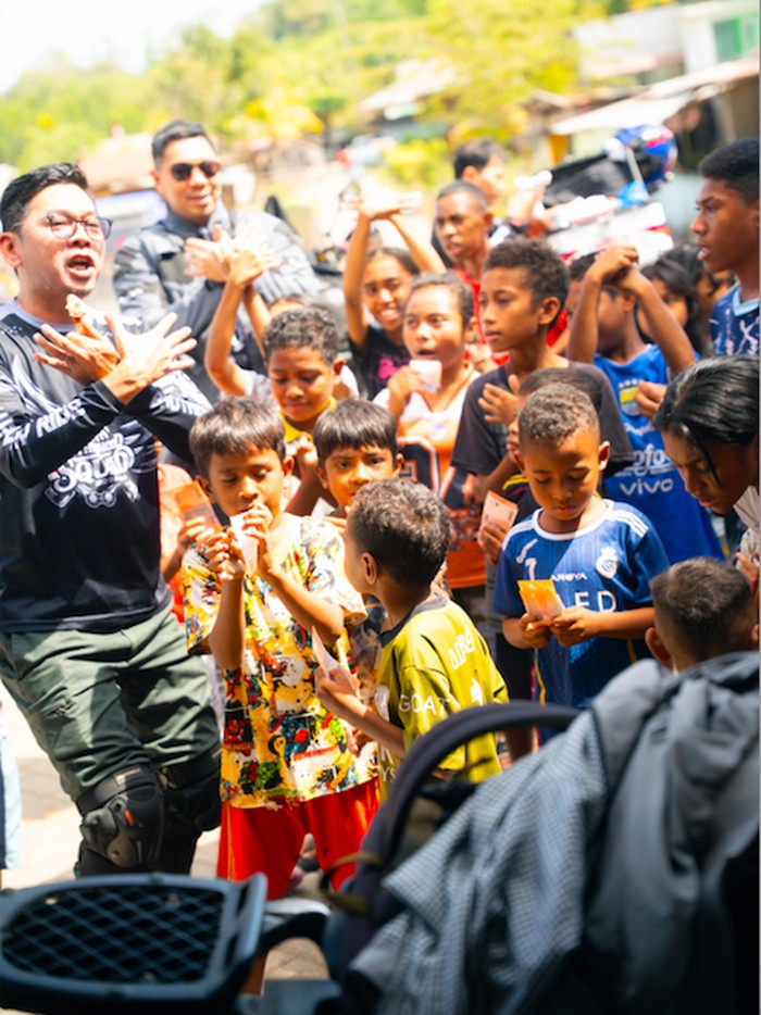 Pasca gempa bumi magnitudo 7,7 menyisahkan pilu masyarakat Nusa Tenggara Timur (NTT). Tidak ingin tinggal diam, komunitas otomotif Brotherhood Squad Indonesia (BROSQI) turun tagan.