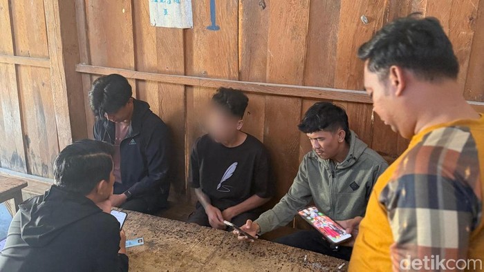 Passobis tipu warga modus loker Bandara Hasanuddin Makassar saat ditangkap.