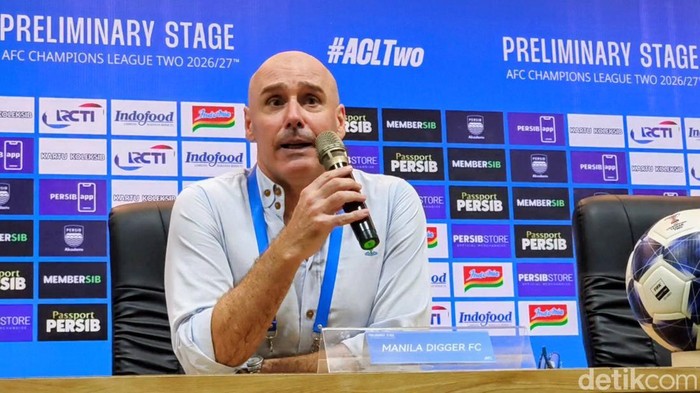 Pelatih Manila Digger Joan Esteva dalam konferensi pers usai laga kontra Persib di Play Off ACL 2 di Stadion Si Jalak Harupat, Kabupaten Bandung