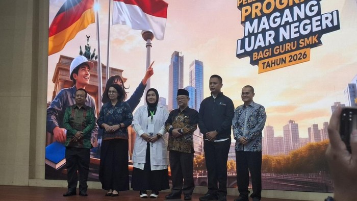 Pelepasan Guru SMK Program Magang Luar Negeri 2026 di Gedung A Kemendikdasmen, Jalan Jenderal Sudirman, Jakarta Pusat pada Senin (1/9/2026).