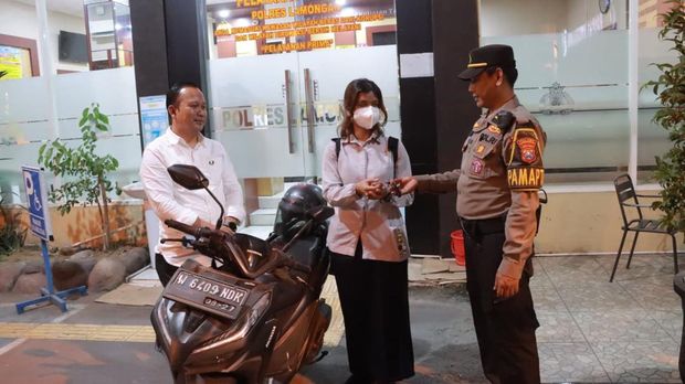 Pemilik motor misterius yang sudah 3 hari parkir di minimarket Lamongan. Pemilik motor misterius yang sudah 3 hari parkir di minimarket Lamongan.