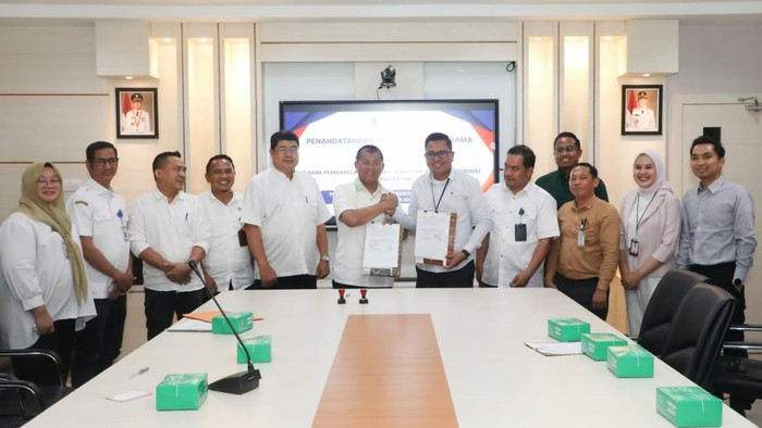 Pemimpin Cabang Bank Sumut Batam, Thomas Tarigan bersama Sekda Batam yang juga Plt Kepala BPKAD, H. Firmansyah meneken perjanjian kerjasama yang menandai dimulainya pembayaran PBB melalui Bank Sumut. (Foto: dok Bank Sumut).