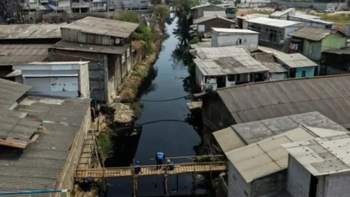 Pemkot Jakbar menyiapkan pembangunan jembatan sementara berbahan baja wide flange (WF) untuk penyeberangan Kali Semongol di Tegal Alur, Kalideres. (ANTARA/HO-Pemkot Jakbar)