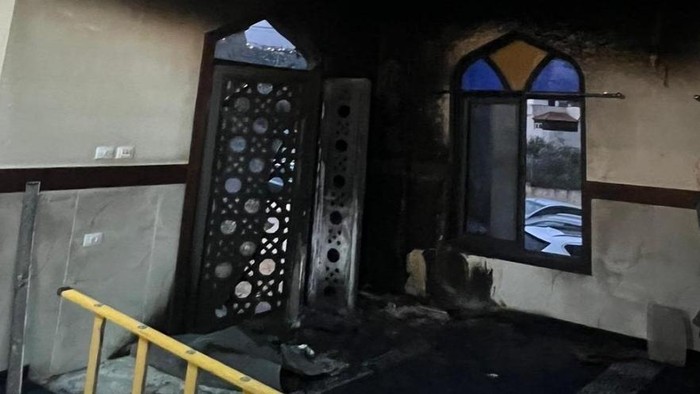 Pemukim Israel mencoret slogan rasis di lokasi sekitar masjid setelah gagal membakar masjid tersebut.