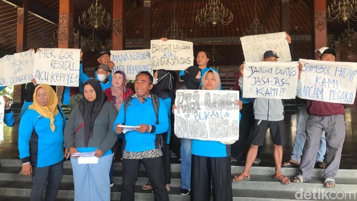 Pemulung Putri Cempo lakukan aksi di Balai Kota Solo, Selasa (1/9/2026)