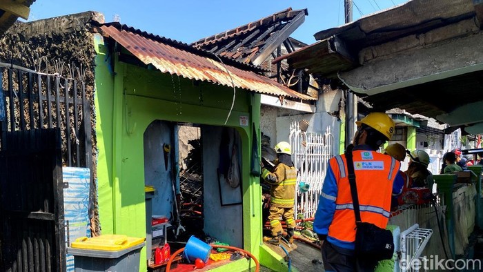 Penampakan bangunan yang terbakar di Sadang Serang, Kota Bandung.