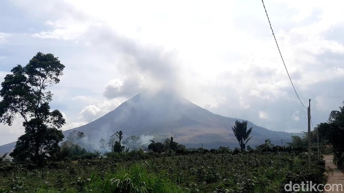 Penampakan Gunung Sinabung erupsi di hari kedua. (Foto: Nizar Aldi/detikSumut)