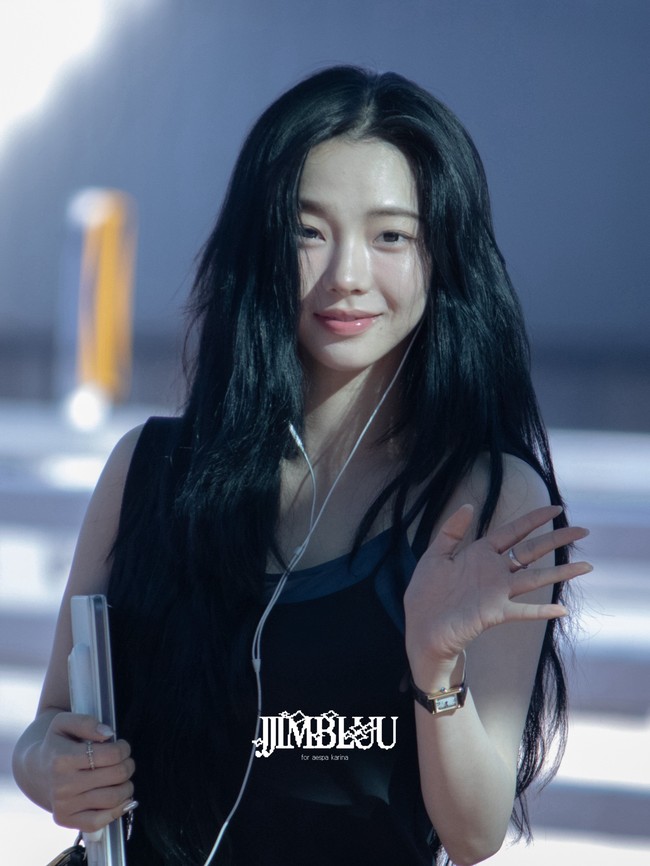 Banyak yang menyebut Karina aespa terlihat bak beda orang karena bola matanya terlihat lebih sipit dari biasanya. Meski begitu ia memancarkan visual yang memesona, diakui cantik dari lahir. Foto: Instagram