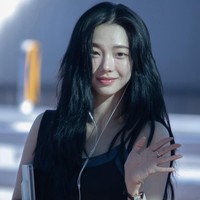 Banyak yang menyebut Karina aespa terlihat bak beda orang karena bola matanya terlihat lebih sipit dari biasanya. Meski begitu ia memancarkan visual yang memesona, diakui cantik dari lahir. Foto: Instagram