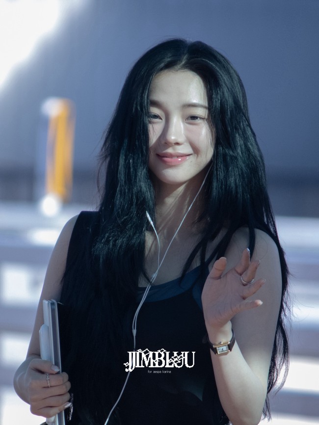 Baru-baru ini, Karina aespa menghadiri acara reopening store Prada di Singapura. Acara tersebut turut diramaikan oleh Hwang In Youp, Raisa, Meerqeen, hingga Tatjana Saphira. Foto: Instagram