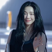 Baru-baru ini, Karina aespa menghadiri acara reopening store Prada di Singapura. Acara tersebut turut diramaikan oleh Hwang In Youp, Raisa, Meerqeen, hingga Tatjana Saphira. Foto: Instagram
