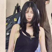 Karina aespa mencuri perhatian dengan penampilannya saat terlihat di Bandara Internasional Changi Singapura. Visual girl group aespa itu menampilkan pesonanya dengan wajah tanpa makeup. Foto: Instagram