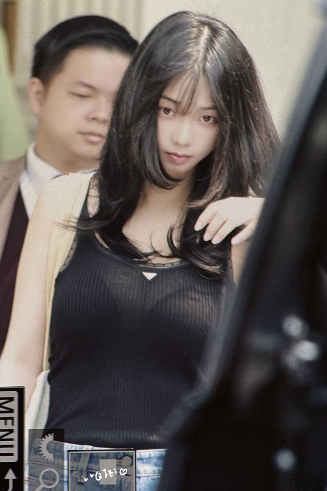 Perhatian netizen justru tertuju pada penampilan Karina aespa dalam perjalanan pulangnya ke Seoul. Netizen nyaris tidak mengenali wajahnya karena Karina tidak memakai soft lense. Foto: Instagram