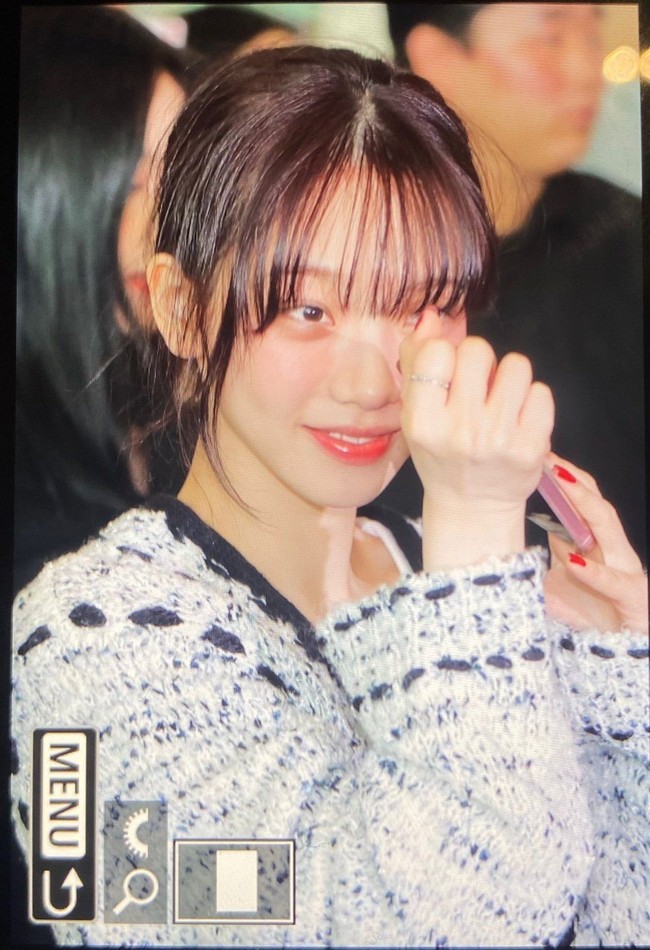 Penampilan Karina aespa tanpa makeup kerap mengundang perdebatan. Sejumlah netizen terkadang menganggap Karina membutuhkan riasan makeup lengkap karena tanpa makeup ia terlihat seperti orang biasa. Foto: Instagram