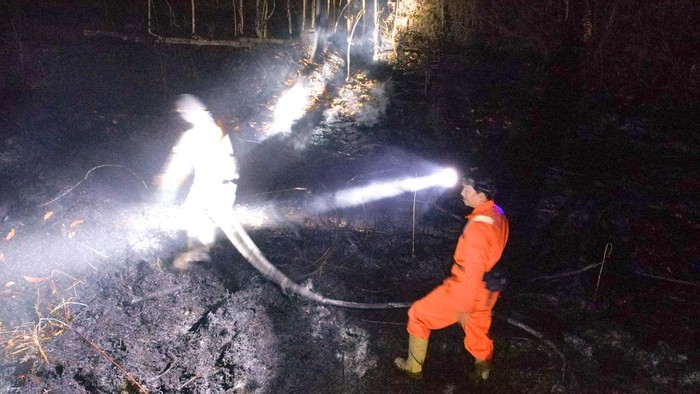 Petugas BPBD dan tim gabungan usai menjinakkan api di Juata Permai, Tarakan pada Senin (31/8) malam. (BPBD Tarakan)