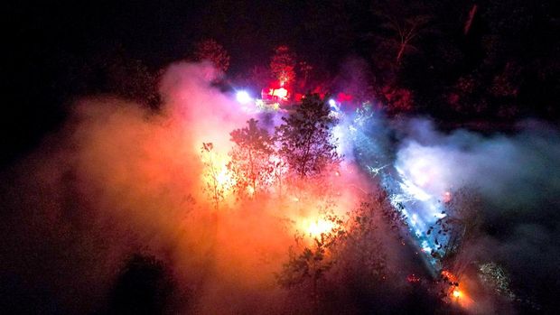 Petugas BPBD dan tim gabungan usai menjinakkan api di Juata Permai, Tarakan pada Senin (31/8) malam. (BPBD Tarakan)