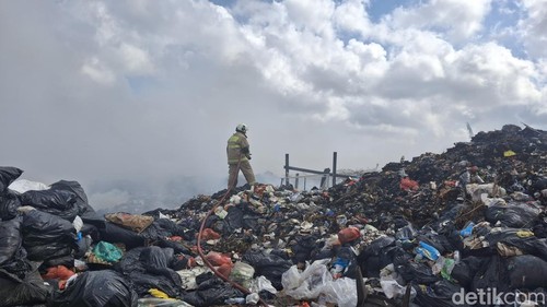 Petugasdamkar masih berupaya memadamkan kebakaran lahan di JalanNakula, Gang Jatayu, Pemecutan Kelod, Denpasar Barat, Kota Denpasar, Bali, Selasa (1/9/2026). (Foto:Fabiola Dianira/detikBali)