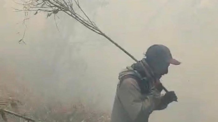 Petugas memadamkan api kebakaran hutan dan lahan di Gunung Buthak.