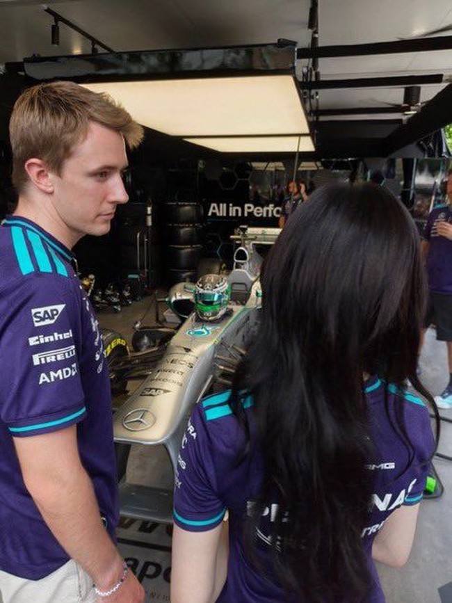Fans semakin geger lantaran Pharita mengunggah foto kebersamaannya dengan pembalap Mercedes-AMG Petronas F1 Team asal Denmark, Fred Vesti di platform komunikasi Weverse. Foto: dok. X