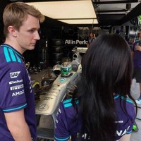 Fans semakin geger lantaran Pharita mengunggah foto kebersamaannya dengan pembalap Mercedes-AMG Petronas F1 Team asal Denmark, Fred Vesti di platform komunikasi Weverse. Foto: dok. X