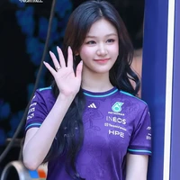 Salah satu momen memperlihatkan tiga personel BABYMONSTER berkendara bersama Fred saat sesi Hot Laps. Pharita duduk di samping Fred, sementara dua personel lainnya duduk di kursi belakang. Foto: dok. X