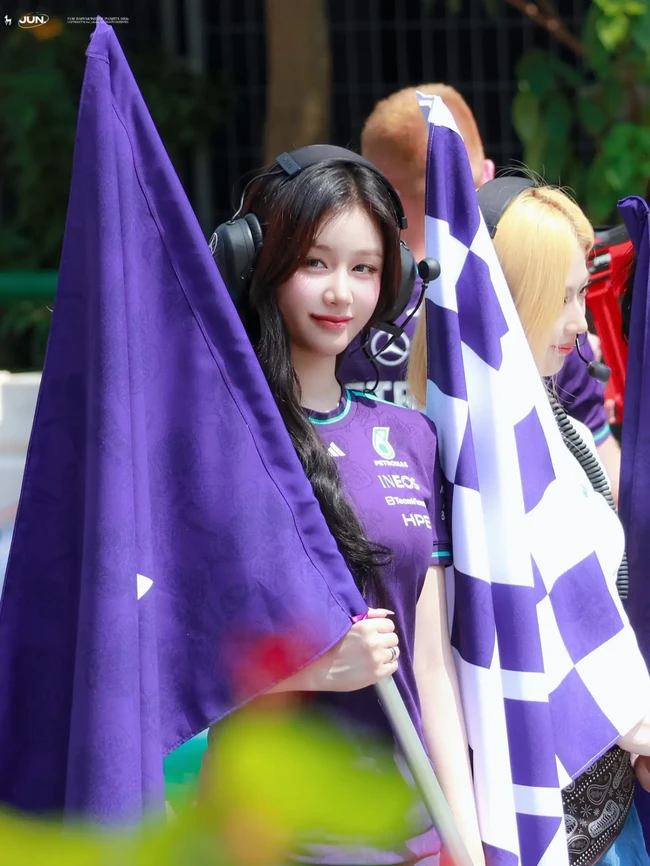 Foto-fotonya mengenakan jersey berwarna ungu viral di media sosial. Pesonanya dinilai unreal bak boneka saat terlihat memegangi tongkat bendera. Foto: dok. X