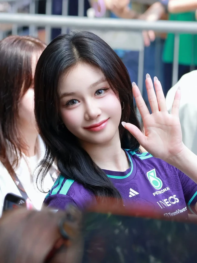 Personel BABYMONSTER asal Thailand, Pharita viral mencuri atensi dengan paras cantiknya di acara Adidas Orchard Ignition Fan Festival di Singapura. Foto: dok. X