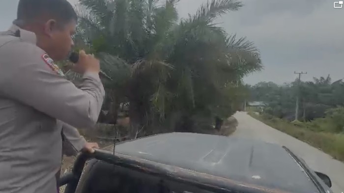 Polisi di Inhu mengimbau warga cegah karhutla pakai announcer keliling kampung