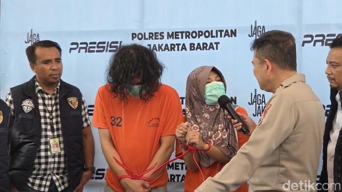 Polisi menangkap H dan ibunya yang berinisial D atas dugaan pembobolan ATM di minimarket kawasan Kapuk Raya, Cengkareng, Jakbar. (Taufiq/detikcom)