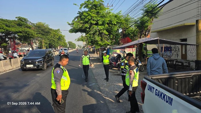 Polisi saat melakukan olah tempat kejadian perkara (TKP) di Jalan Brigjend Sudiarto, Kecamatan Pedurungan, Kota Semarang