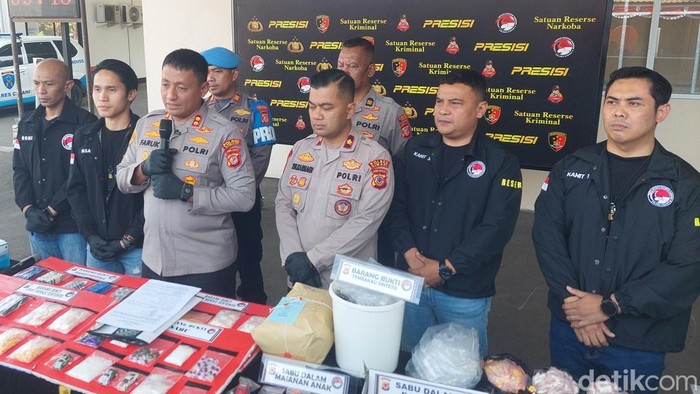 Polisi saat konferensi pers pengungkapan peredaran narkotika di Cimahi