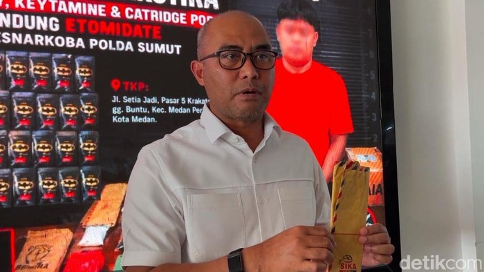 Polisi saat merilis kasus penggerebekan gudang narkoba. (Foto: Finta Rahyuni/detikSumut)