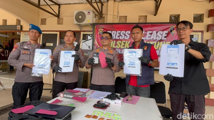 Polisi saat merilis kasus penipuan toko agen bank di Jambi