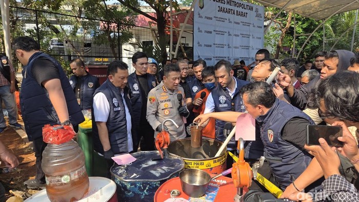 Polres Jakbar merilis kasus pabrik oli palsu di Cengkareng