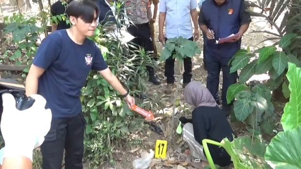 Pra-rekonstruksi kasus temuan bayi tak utuh di Sumedang.