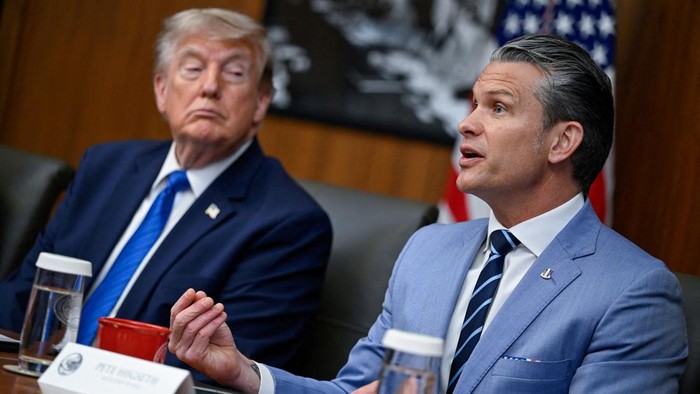 Presiden AS Donald Trump mendengarkan Menhan AS Pete Hegseth sedang berbicara dalam rapat kabinet pada Juli lalu (dok. REUTERS/Daniel Heuer)