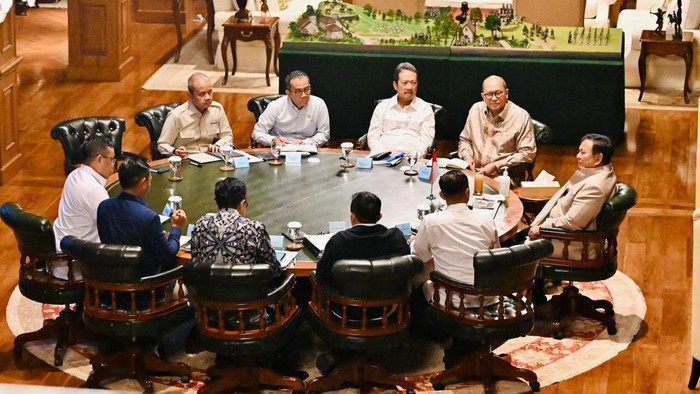 Presiden Prabowo Subianto bertemu menteri untuk membahas pembangunan 100 Kampung Nelayan dan distribusi bantuan kapal.
