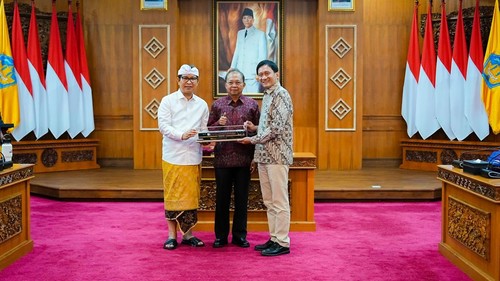Bupati Wayan Adi Arnawa disaksikan Gubernur Wayan Koster menandatangani Naskah Kesepakatan Bersama rencana pengembangan perkeretaapian bertempat di Ruang Kertha Sabha, Rumah Jabatan Gubernur Bali, Selasa (1/9/2026). (Pemkab Badung)