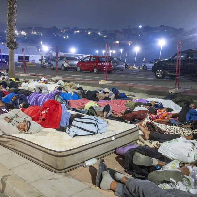 Puluhan Migran Masih Bertahan di Sekitar Loma Colmenar