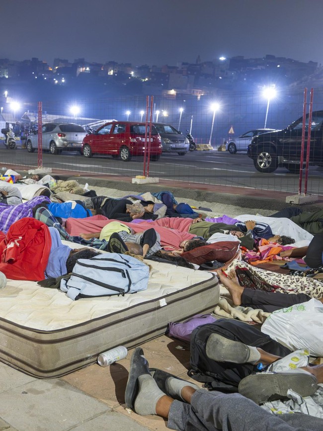 Puluhan Migran Masih Bertahan di Sekitar Loma Colmenar