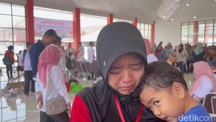 Putri menahan tangis saat harus berpisah dengan adiknya di Sekolah Rakyat Nganjuk