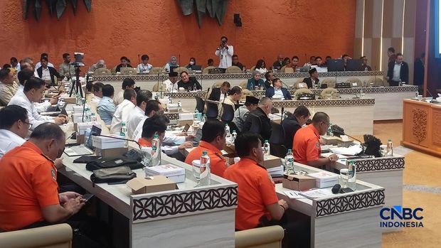 Rapat kerja Kementerian Perhubungan dan beberapa Kementerian/Lembaga lain dengan Komisi V DPR RI, Selasa (1/9/2026). (CNBC Indonesia/Ferry Sandi) Rapat kerja Kementerian Perhubungan dan beberapa Kementerian/Lembaga lain dengan Komisi V DPR RI, Selasa (1/9/2026). (CNBC Indonesia/Ferry Sandi)