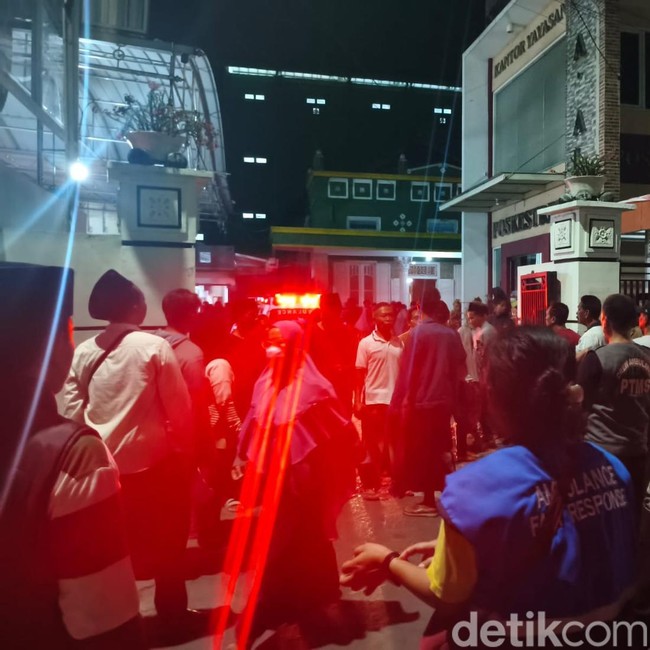 Evakuasi Ratusan Santri di Sidoarjo Keracunan MBG
