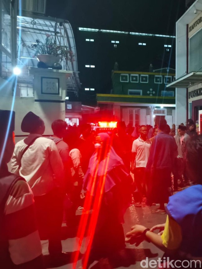 Evakuasi Ratusan Santri di Sidoarjo Keracunan MBG