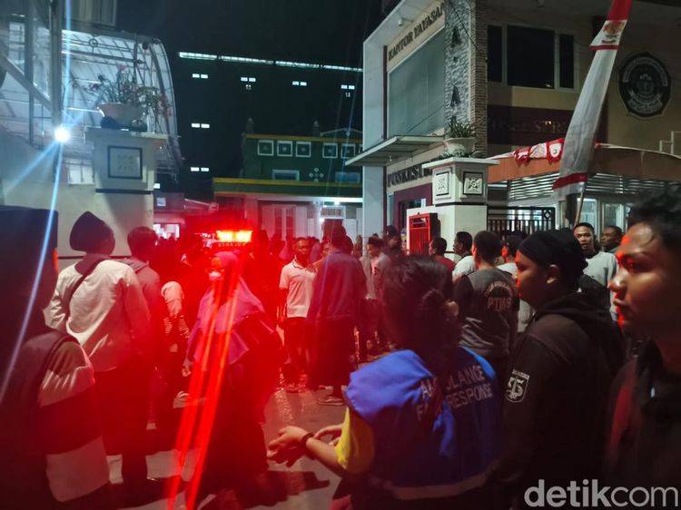 Evakuasi Ratusan Santri di Sidoarjo Keracunan MBG