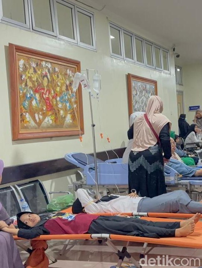 Ratusan Santri Keracunan MBG Dirawat di RSUD Notopuro Sidoarjo